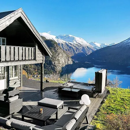 8 Person In Valldal-by Traum *